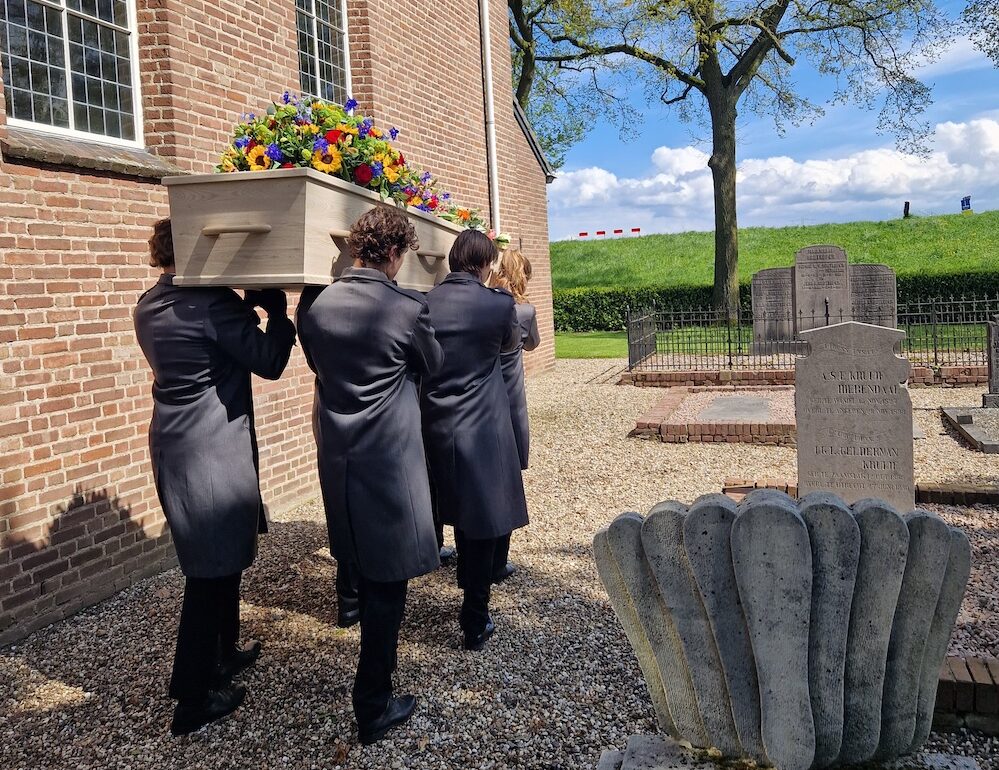 Tumulus Uitvaart - Lopen naar het graf