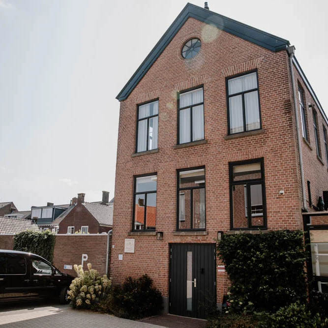 Het pand van Tumulus Uitvaart en de Rouwhuiskamer Het pand van Tumulus Uitvaart en de Rouwhuiskamer